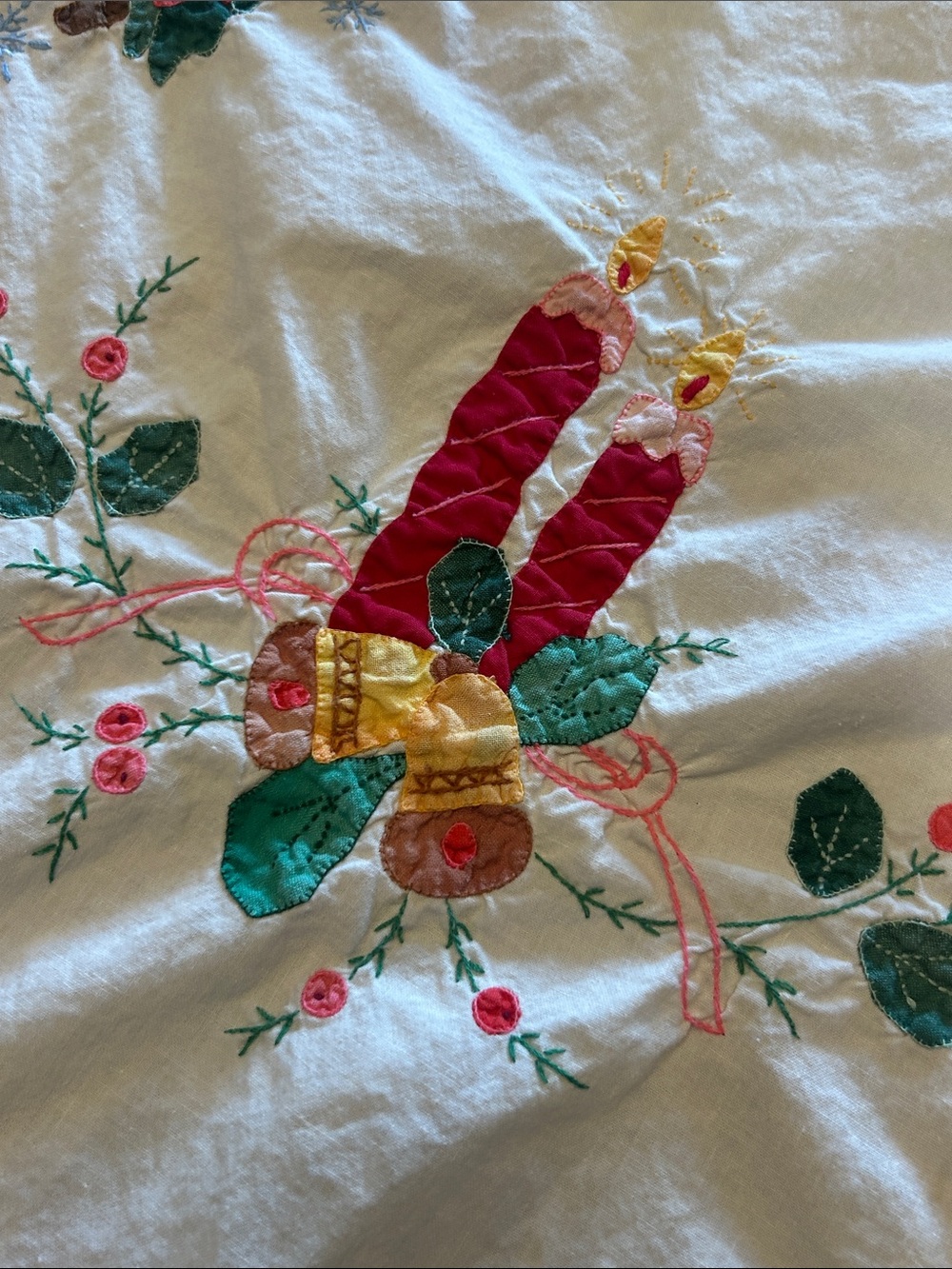 Vintage White Tablecloth with Red and Green Embroidered Wreath Motifs - Picture 4 of 14